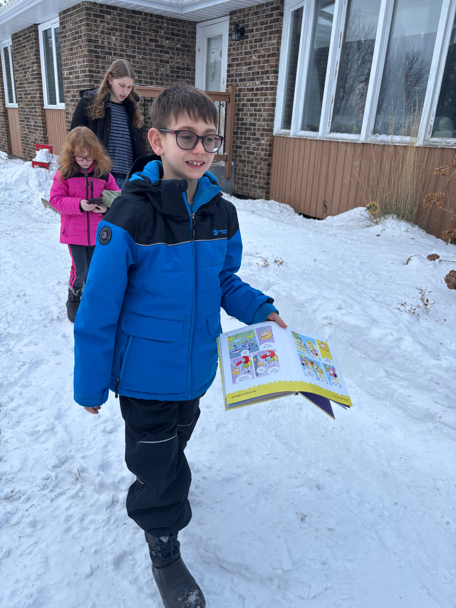 Вот так это выглядит. В мороз и ветер натянет капюшон и застегнет куртку до конца. 