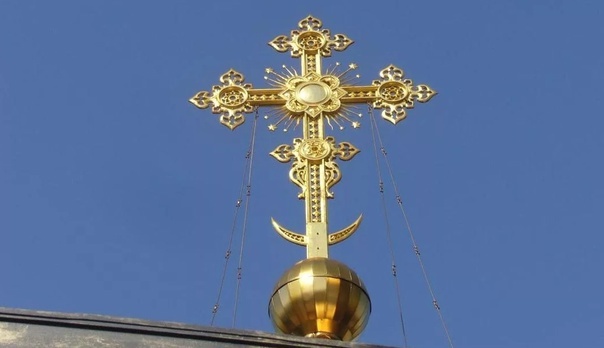 Изображение Луны на православных крестах