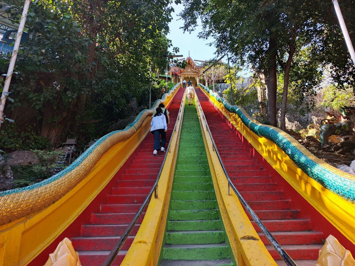 Около 155 ступеней нужно пройти, если не хотите тратиться на фуникулер)