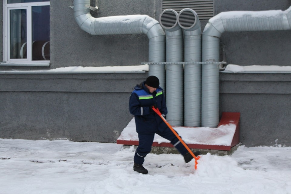    С одной рукой Роман справляется с работой, которая иногда тяжела даже для здоровых людей. Дарья СИДОРЕНКО