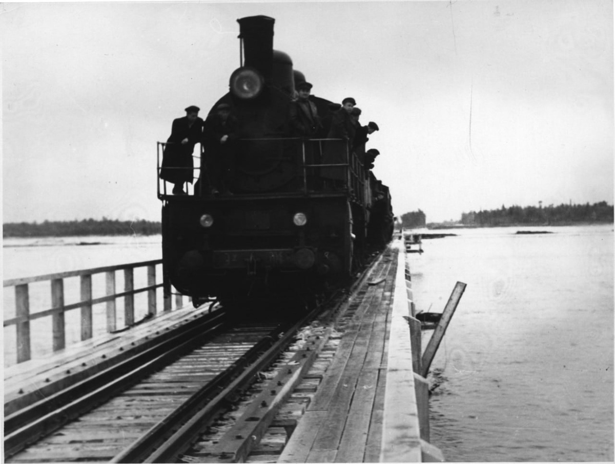 Состав идет по низководному мосту через реку Надым в Ямало-Ненецком национальном округе Тюменской области. Фото из фондов Центрального музея железнодорожного транспорта г. Санкт-Петербург