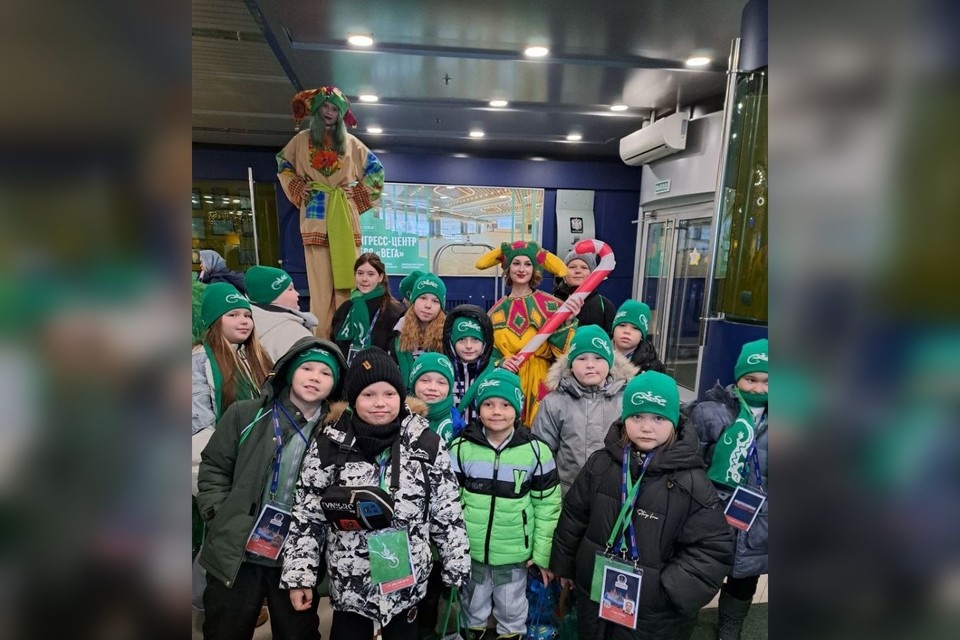    Кремлевскую елку посетили 123 ребенка ветеранов СВО. Фото: Департамент информационной политики Свердловской области.