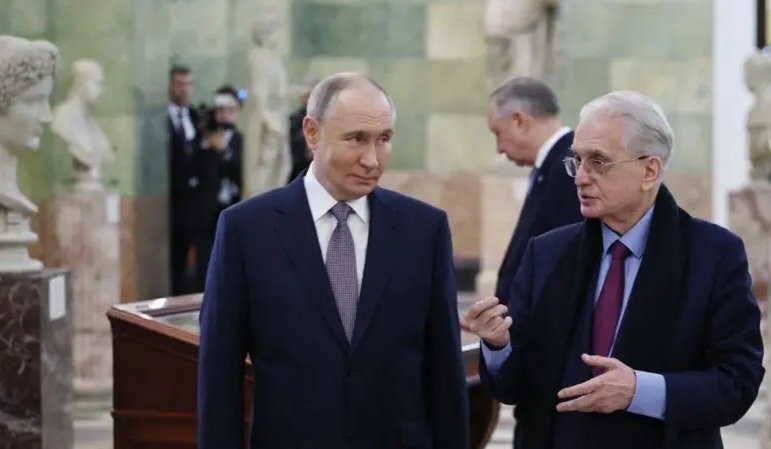 Эрмитаж находится под украинскими санкциями с 2019 года, а в 2022-м его директор Михаил Пиотровский поддержал вторжение в Украину .