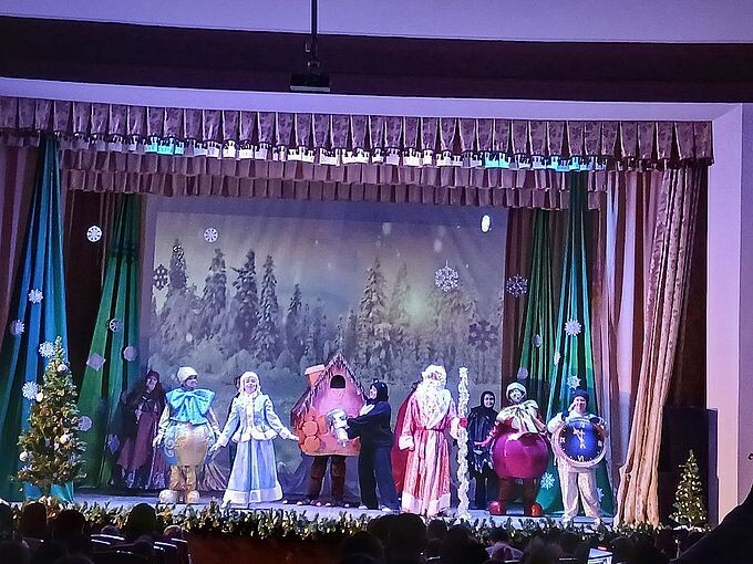 Сказочное представление на сцене Дома культуры