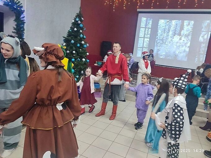 Дети водят хоровод со сказочными героями