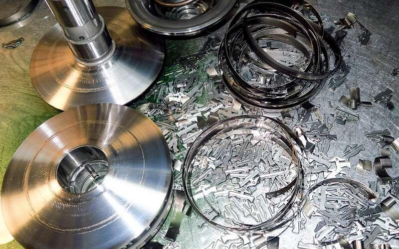    В процессе разрушения ремень может задрать конусы. Тем, что на фото, еще повезло – их можно спасти шлифовкой. Россыпь металлических пластинок – то, что недавно еще было целым ремнем Bosch.