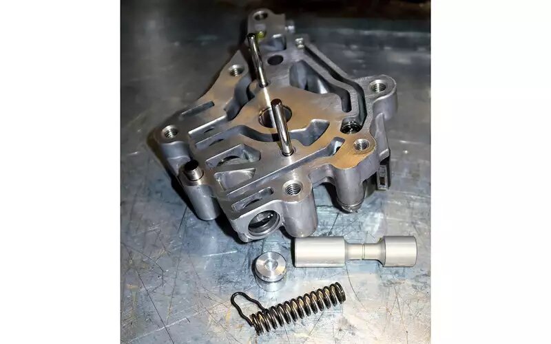    Подпружиненный редукционный клапан находится в корпусе масляного насоса. Его легкосплавный шток, на удивление, от опилок в масле страдает не сразу.