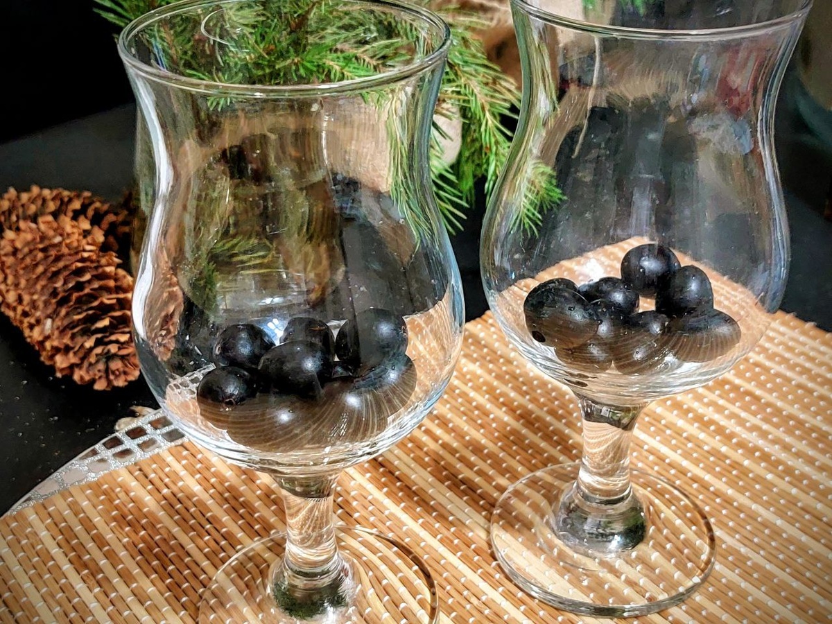 На дно фужеров полжите подготовленный виноград