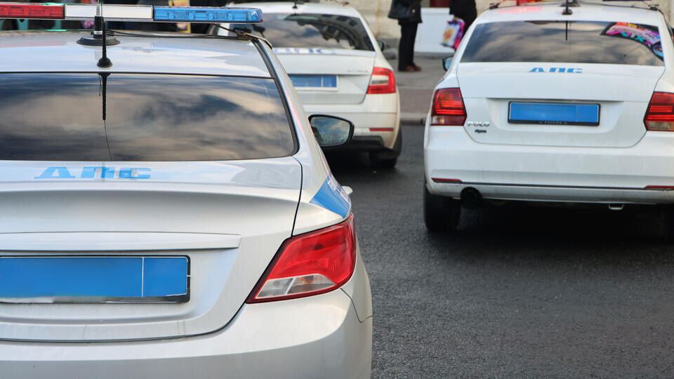     Два автомобиля ДПС столкнулись при погоне за Toyota Prius в Хабаровске ИЗВЕСТИЯ/Валентин Егоршин