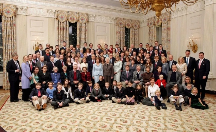 Люди, могут быть и кланом. Интернет дал фото