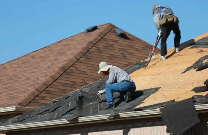 Члены клана чинят крышу)