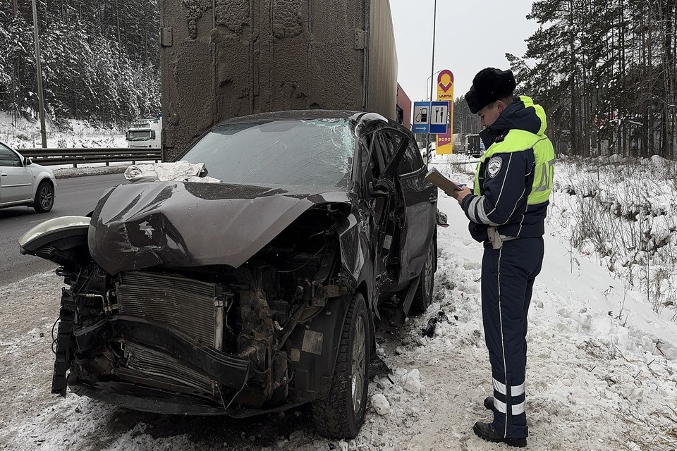    Сотрудники Госавтоинспекции устанавливают обстоятельства аварии. Фото: Госавтоинспекция Свердловской области.