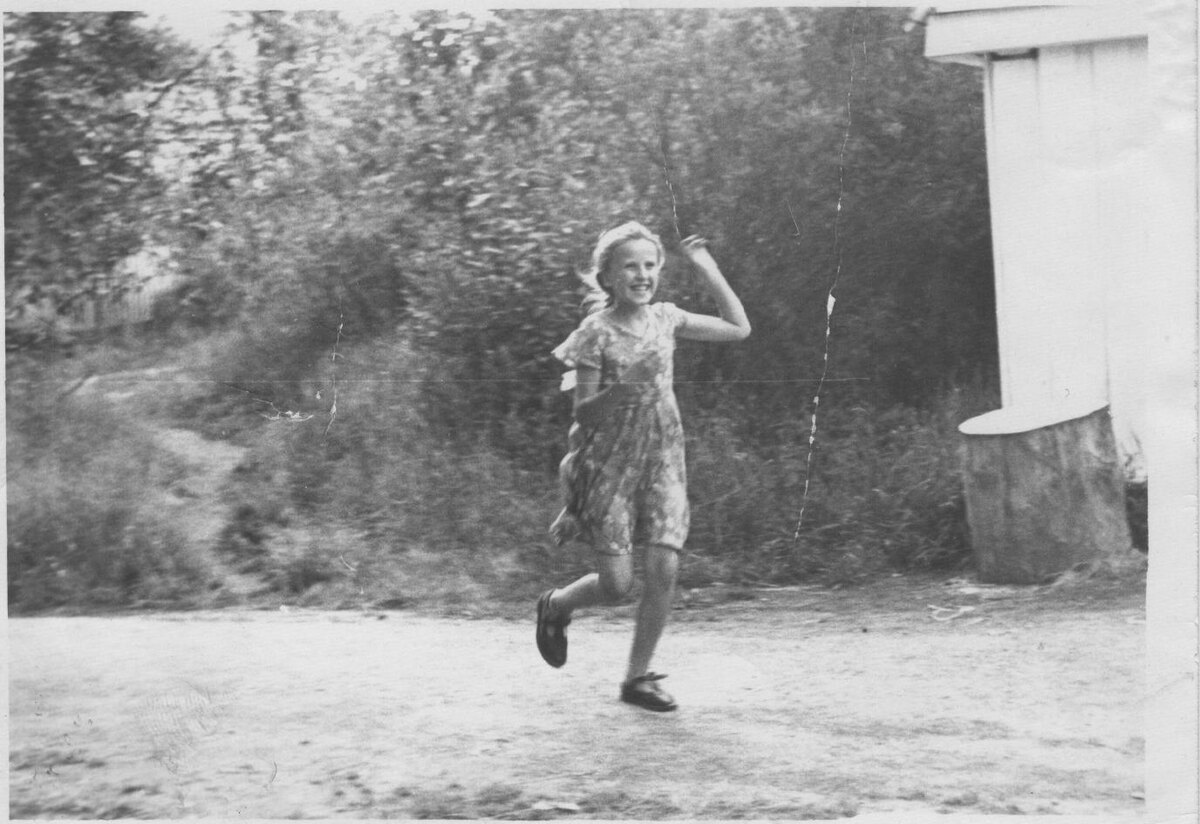 На фото - моя любимая сестрёнка