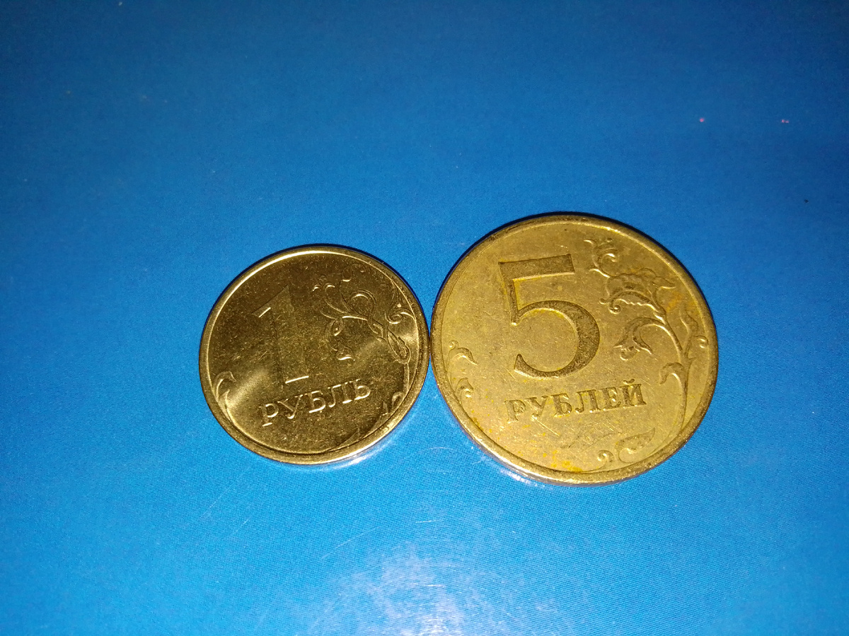 Просто фотка мелочи. Когда столько остается даже за 2 недели до следующей пенсии, я не бегу за кредитом. Зачем? Много еды в морозилке и уголке, где храню свежие овощи. Всё есть. Остается мало потому, что купила оптом на месяц. Еда всегда есть и деньги уже не нужны совсем. 