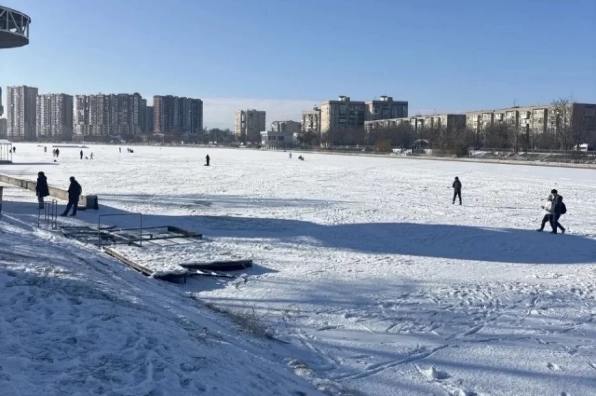    Спасатели увели астраханцев с опасного льда в центре города
