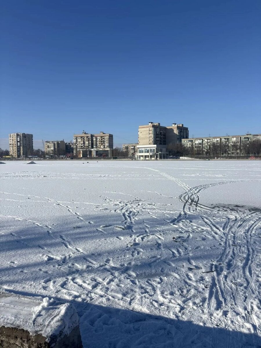    Спасатели вывели астраханцев с тонкого льда Фото: МБУ г. Астрахани "Аварийно-спасательный центр"