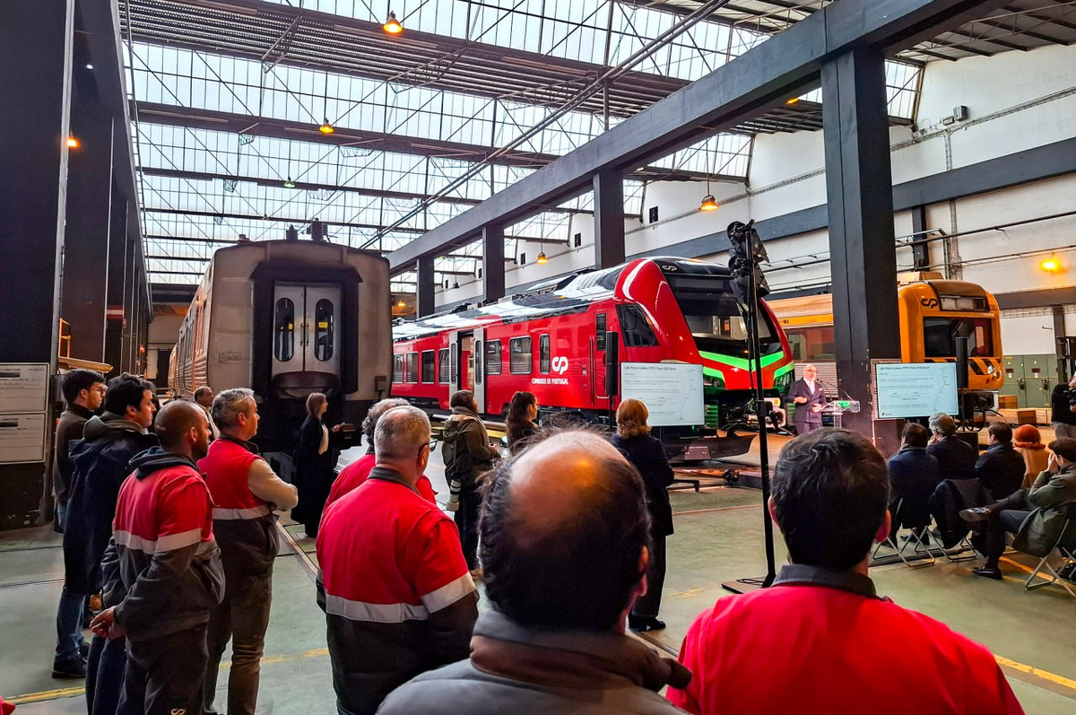 Презентация низкопольного поезда серии 2700 (платформа FLIRT) от Stadler для Португалии. Источник: Alexandre Batista/SAPO