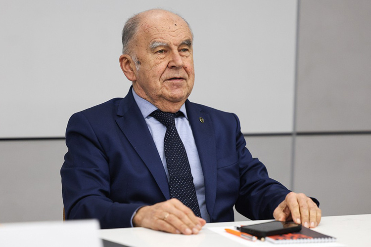    Шамиль Агеев: «Необходимо усилить внимание к школе. Факт в том, что из школы сегодня выходит поколение неподготовленное и физически, и, к сожалению, духовно».   
Фото: Андрей Титов