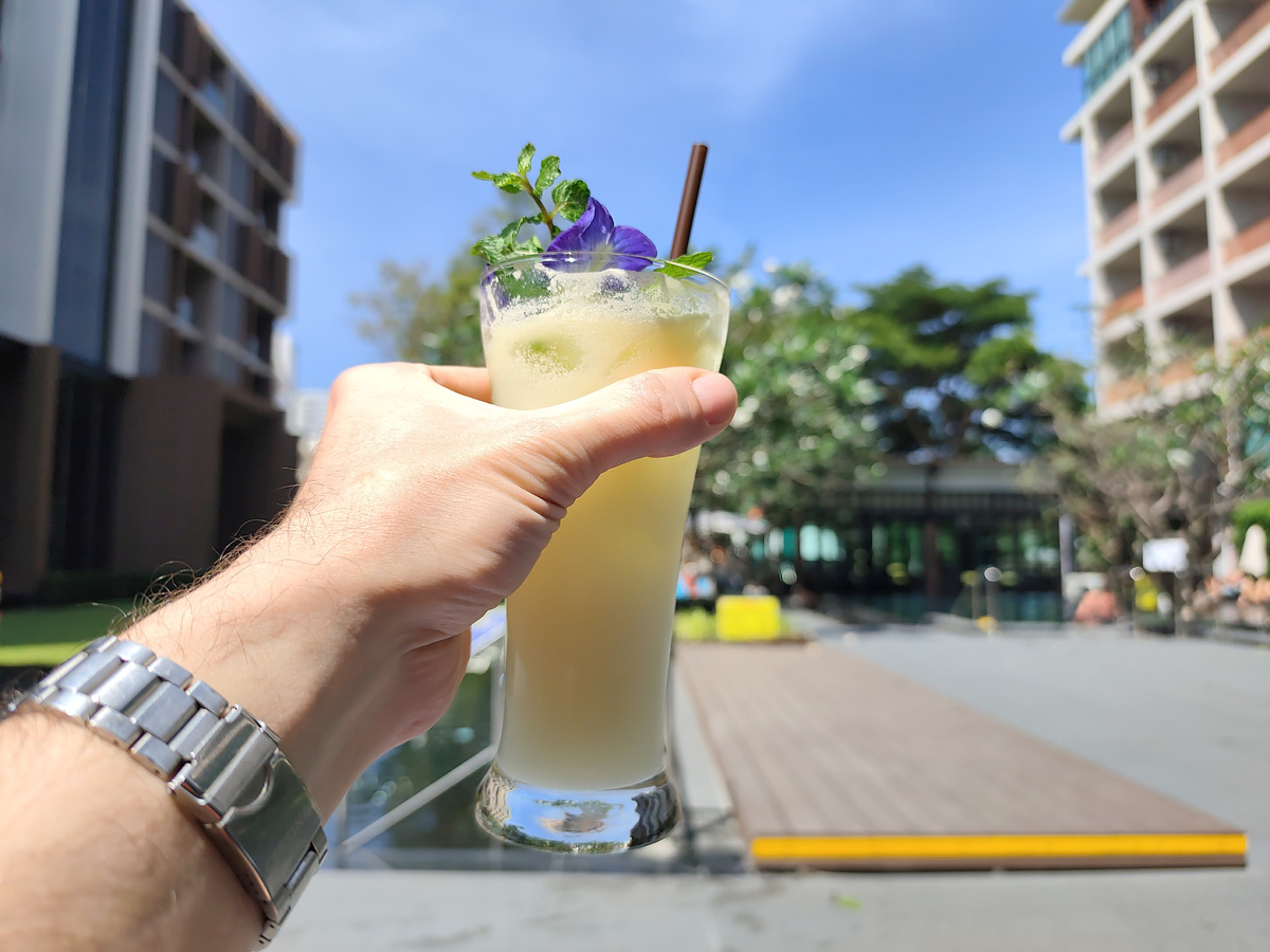 Паттайя, отель Fifth Pattaya Jomtien, чилим у бассейна