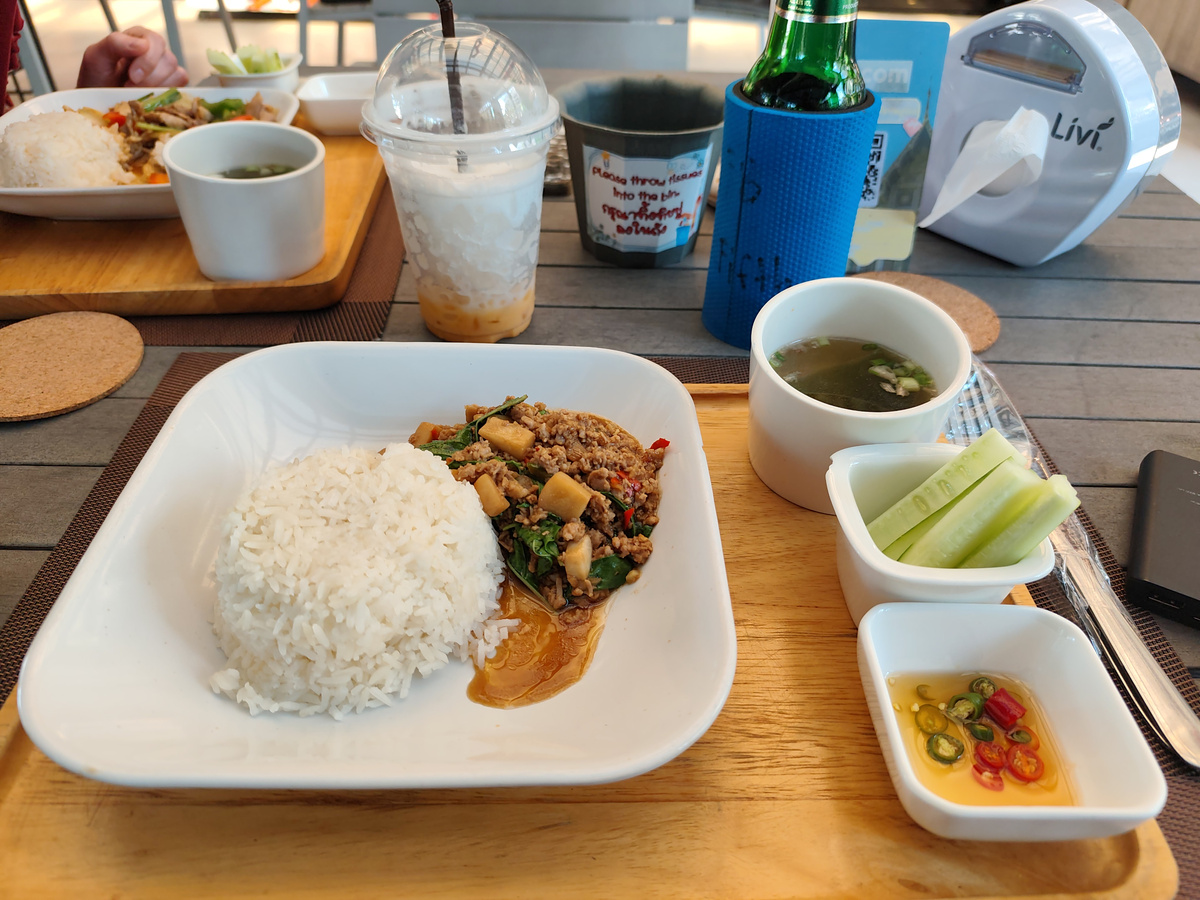 Обед в ресторане у отеля Fifth Pattaya Jomtien