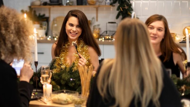     Гости. Новый год freepik.com/freepik