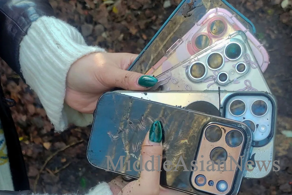 Все телефоны, найденные Агиймаа закопанными в парке.