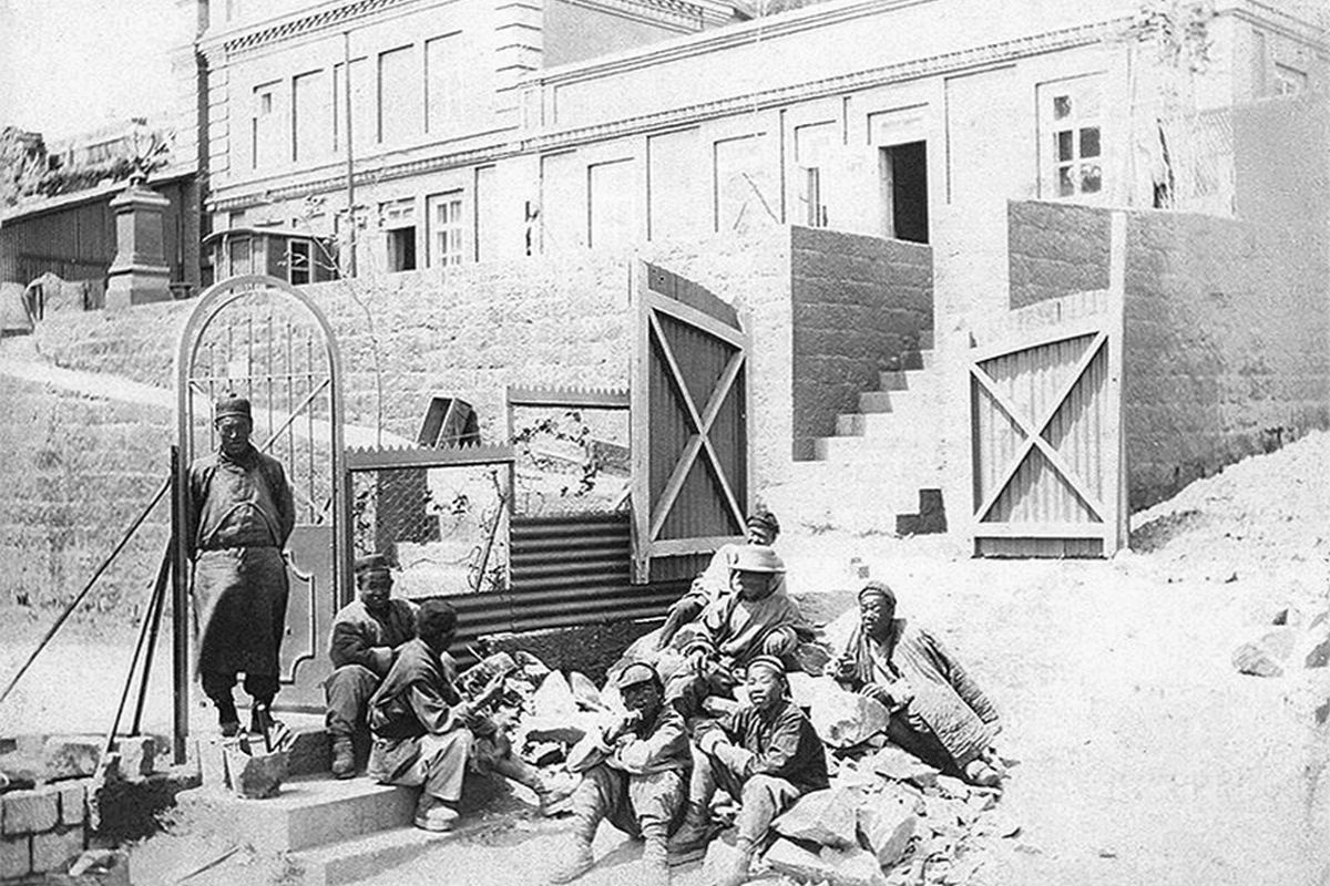    У дома Элеоноры Прэй, 1900 год. /rodina-history.ru