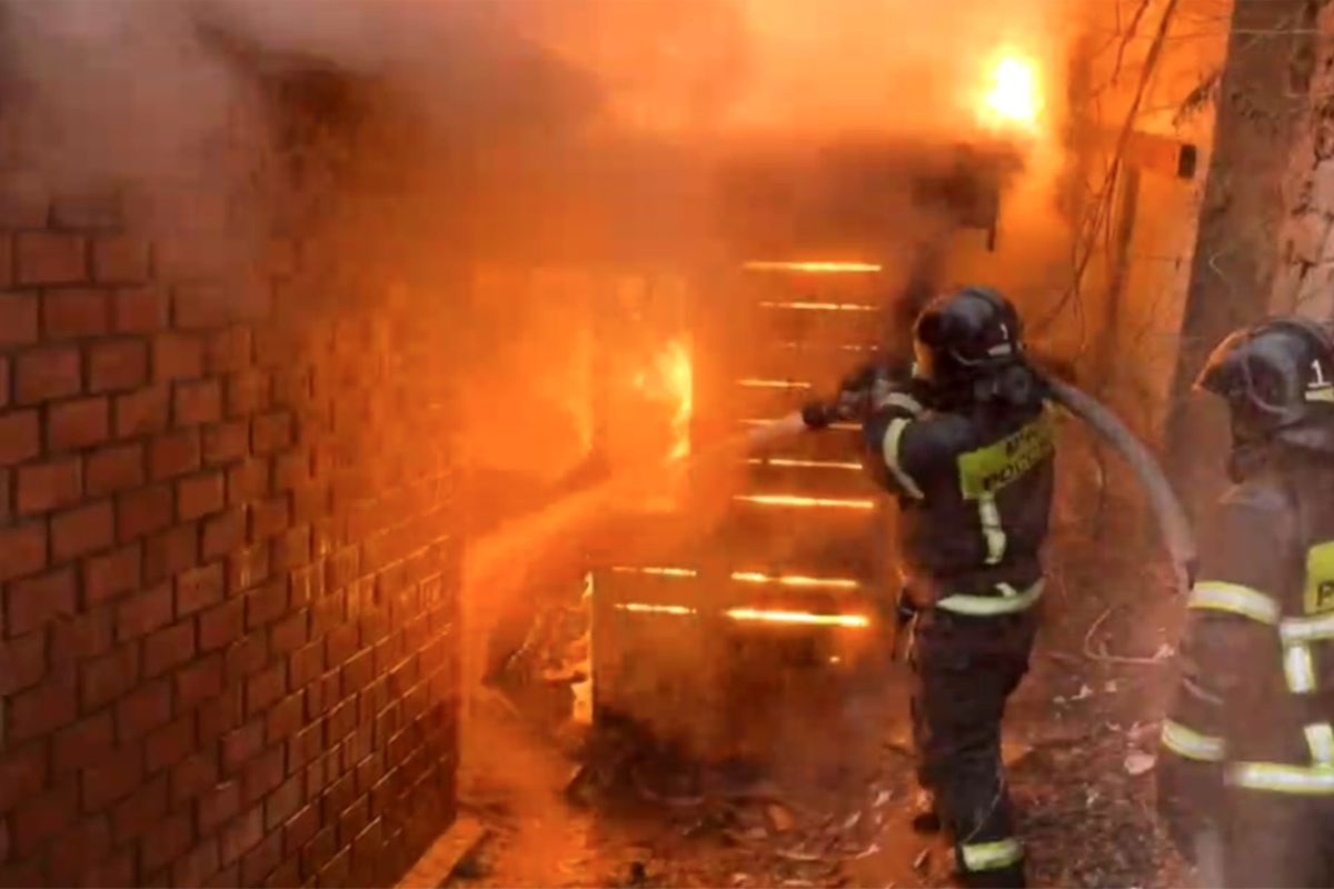    Пожар в здании в Почтовом переулке Владивостока начался в ночь на 29 декабря./МЧС РФ