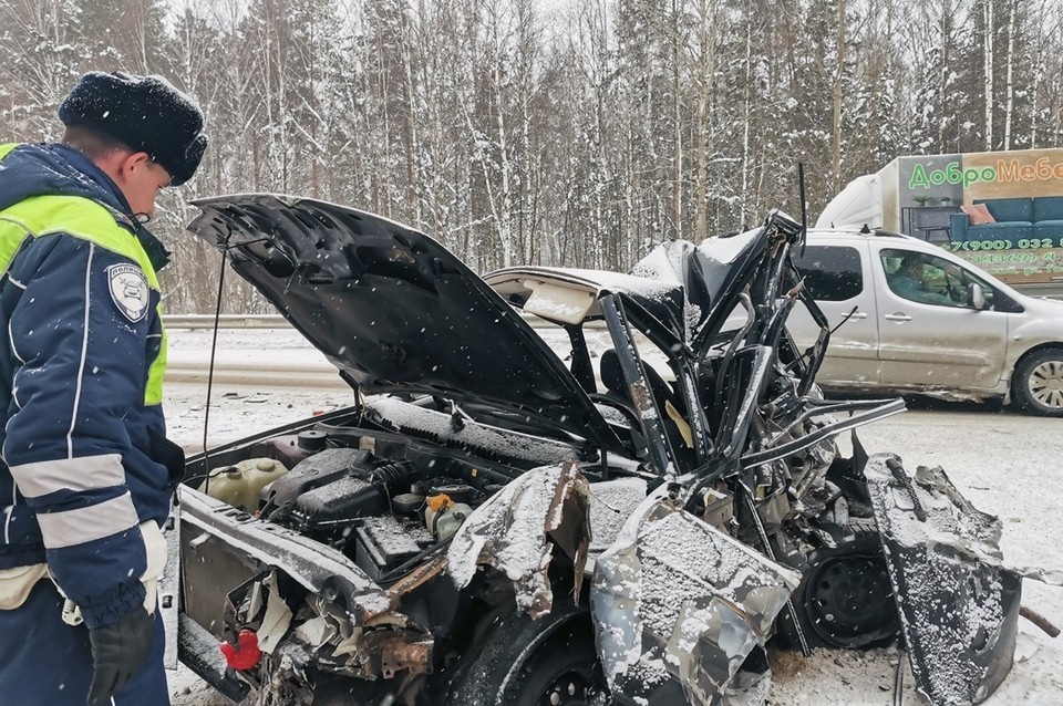   Легковушка не справилась с управлением и врезалась в ограждение, после чего в машину влетела «Газель». Фото: Госавтоинспекция Свердловской области