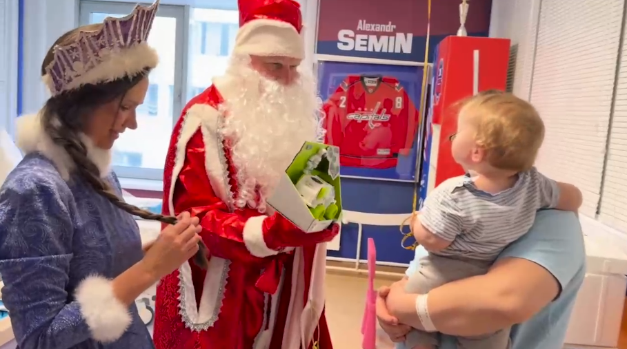     Главврач красноярской больницы поздравил маленьких пациентов с Новым годом