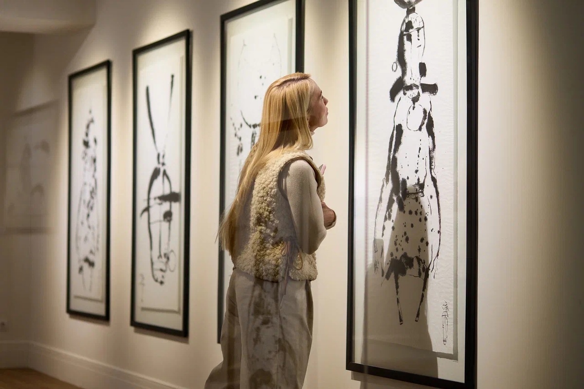 В графике различимы образы шаманов