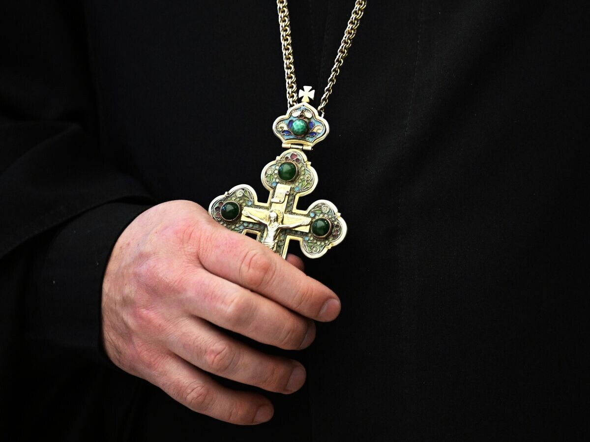    Священнослужитель держит православный крест | © РИА Новости / Павел Бедняков