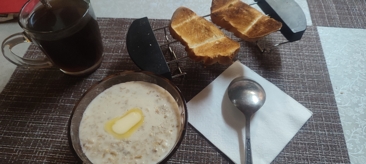 Завтрак. Обычная овсяная каша с тостами и кофе
