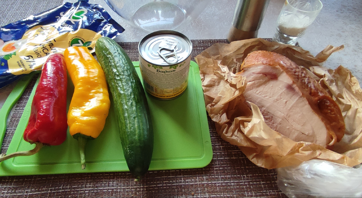 Я решила добавить перец двух цветов, для яркости 😊. Взяла каждого по половинке.... 