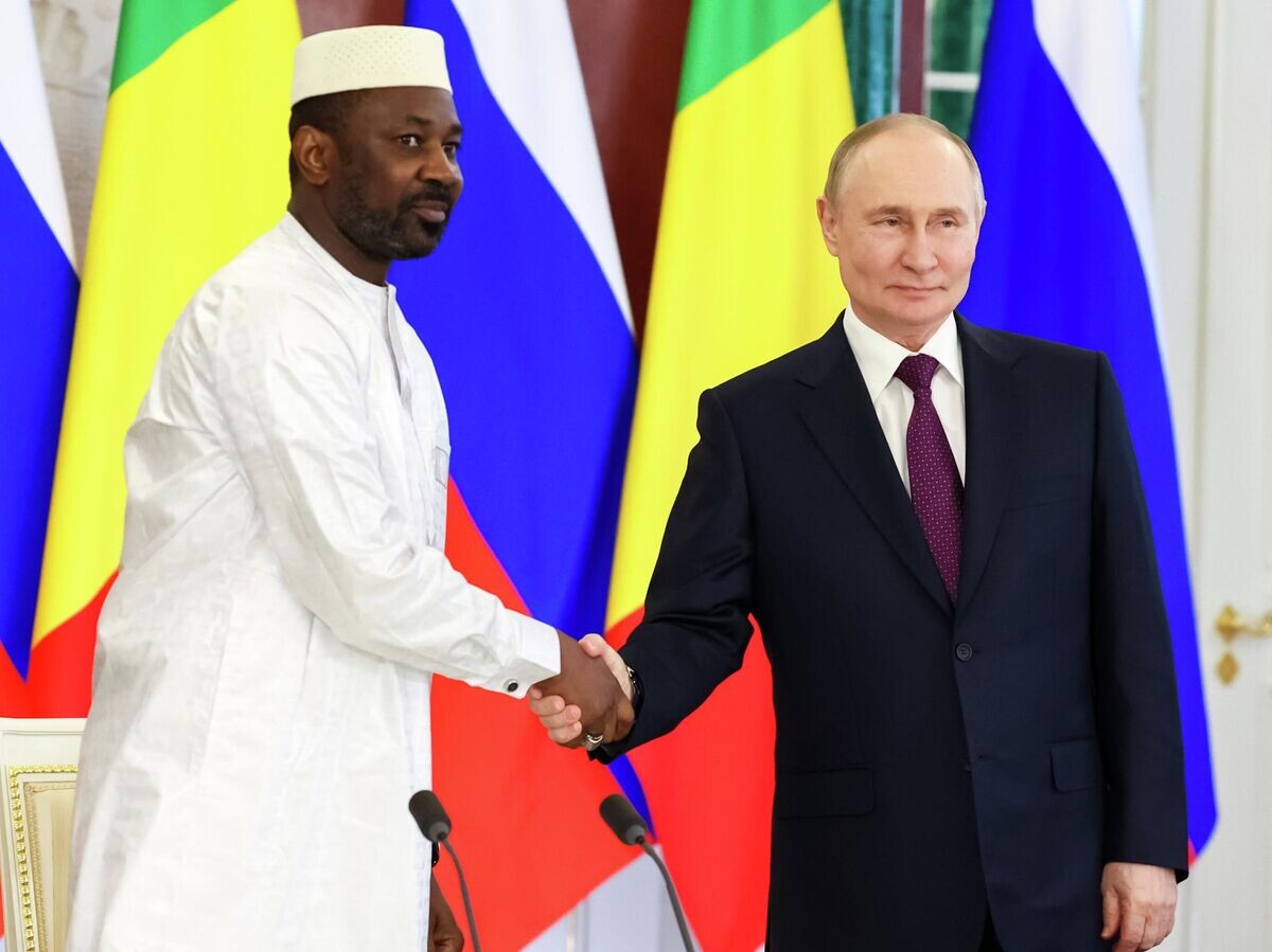    Президент РФ Владимир Путин и президент переходного периода Республики Мали Ассими Гоита во время церемонии подписания документов о сотрудничестве | © РИА Новости / POOL