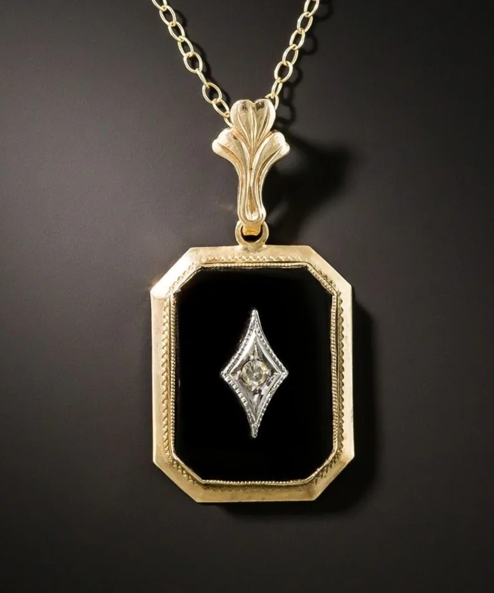 Подвеска с ониксом и бриллиантами.