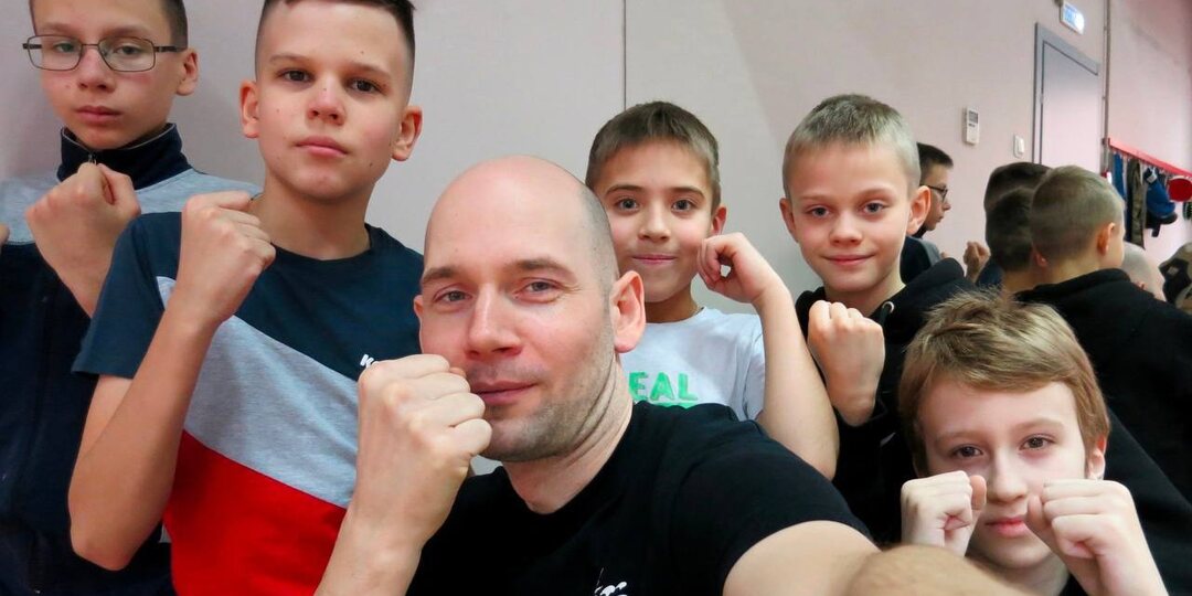 Влад Толстов, православный русский офицер и при этом преподающим боевые искусства более 16 лет, написал книгу под названием «Бой