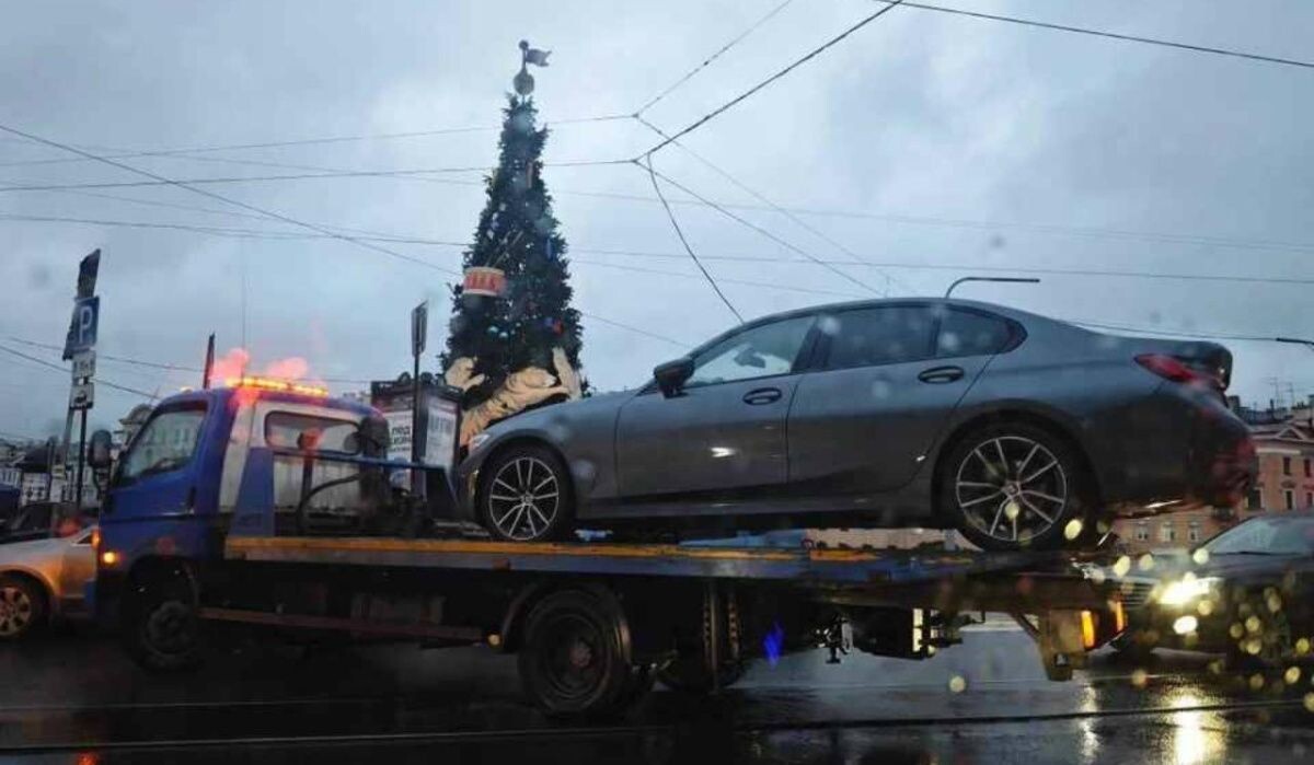     Эвакуация автомобиля. Источник: spb.kp.ru Автор фото: Алексей Булатов