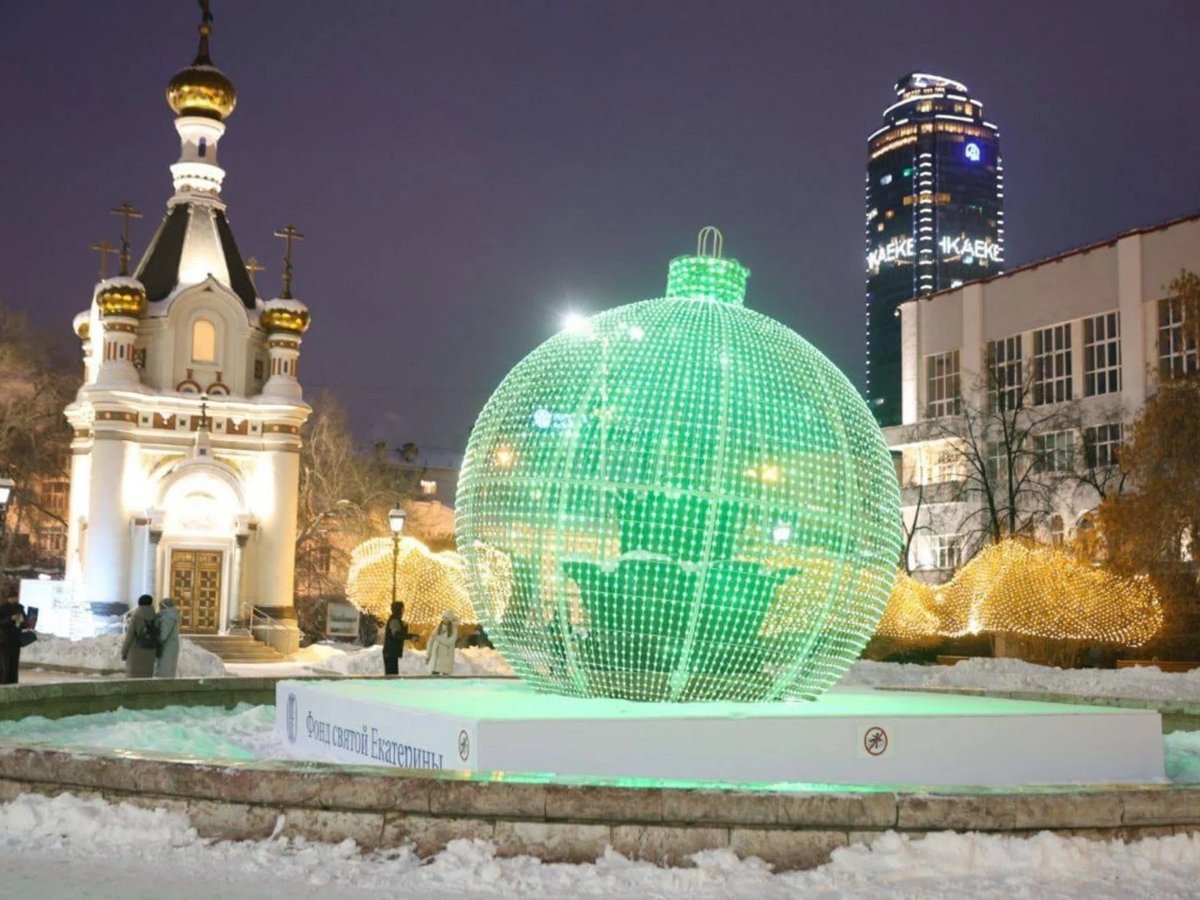     Шар украшает город и нравится екатеринбуржцам