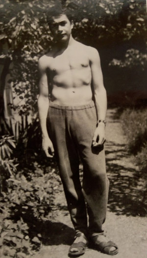 Начало тренировок со штангой — Борис Плинтович с весом 54 кг, август 1966 года. Источник: архив Б.П.