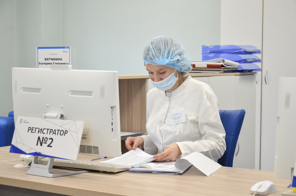 Все дни в поликлиниках будет принимать дежурный врач.  Фото: Дмитрий Шевалдин