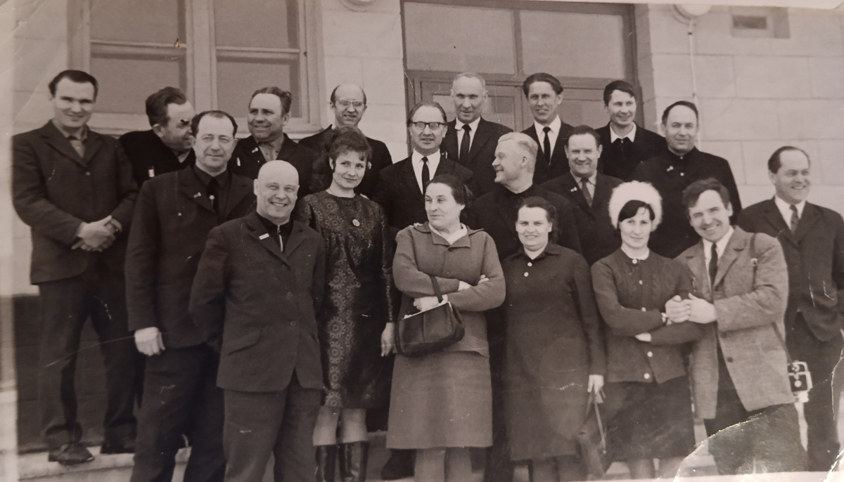 Фото на память. Журналисты южной группы в редакции газеты Знамя Ильича. Краснотуранск, 1972 год