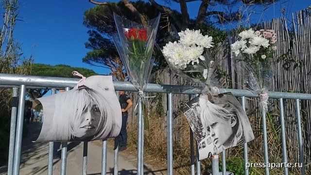 Фото: На подъездной дороге к Ла-Мадрагу размещены фотографии и цветы. © Radio France - Лиза Гиник