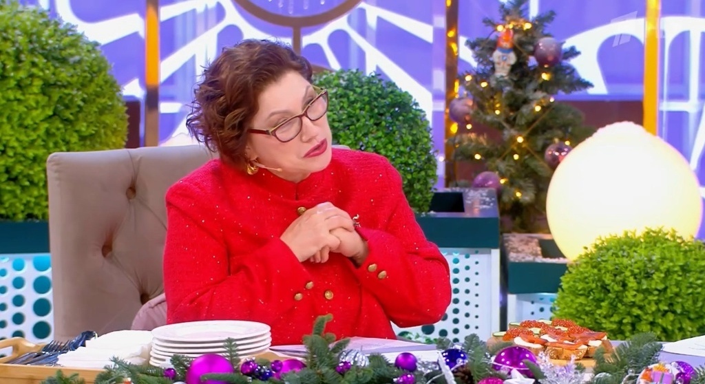 Даже ручки сложила... дескать, просим, маэстро. Фото скрин шот. 