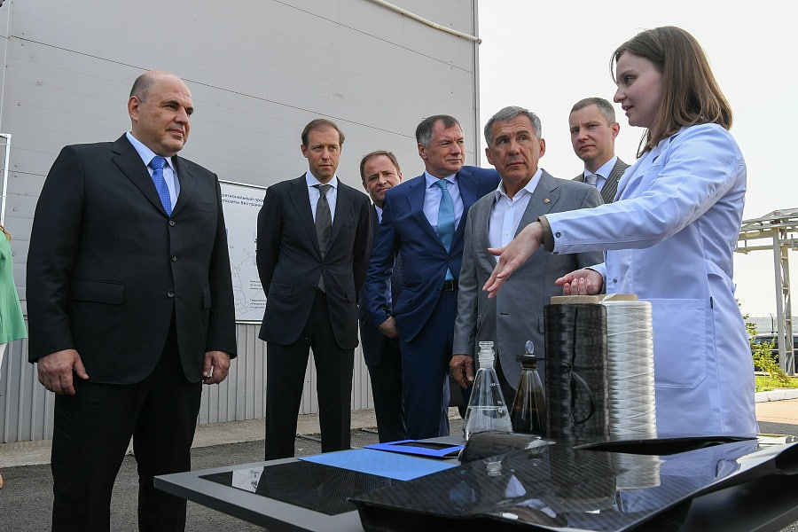 alabuga.ru📷Слева – направо: премьер-министр РФ Михаил Мишустин, Денис Мантуров (тогда глава минпромторга РФ), вице-премьер РФ Марат Хуснуллин, раис РТ Рустам Минниханов и гендиректор ОЭЗ «Алабуга» Тимур Шагивалеев, 2020 год.