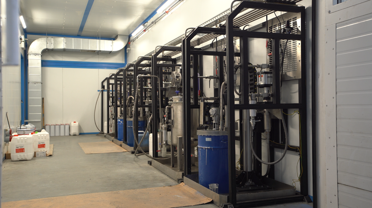 Краскоприготовительное отделение с насосами, фильтрами и дозирующими модулями. Все элементы собраны в компактных рамах с удобным доступом для обслуживания и настройки. Отсюда лакокрасочные материалы подаются в нужной пропорции к дозатору — уже готовыми к работе.