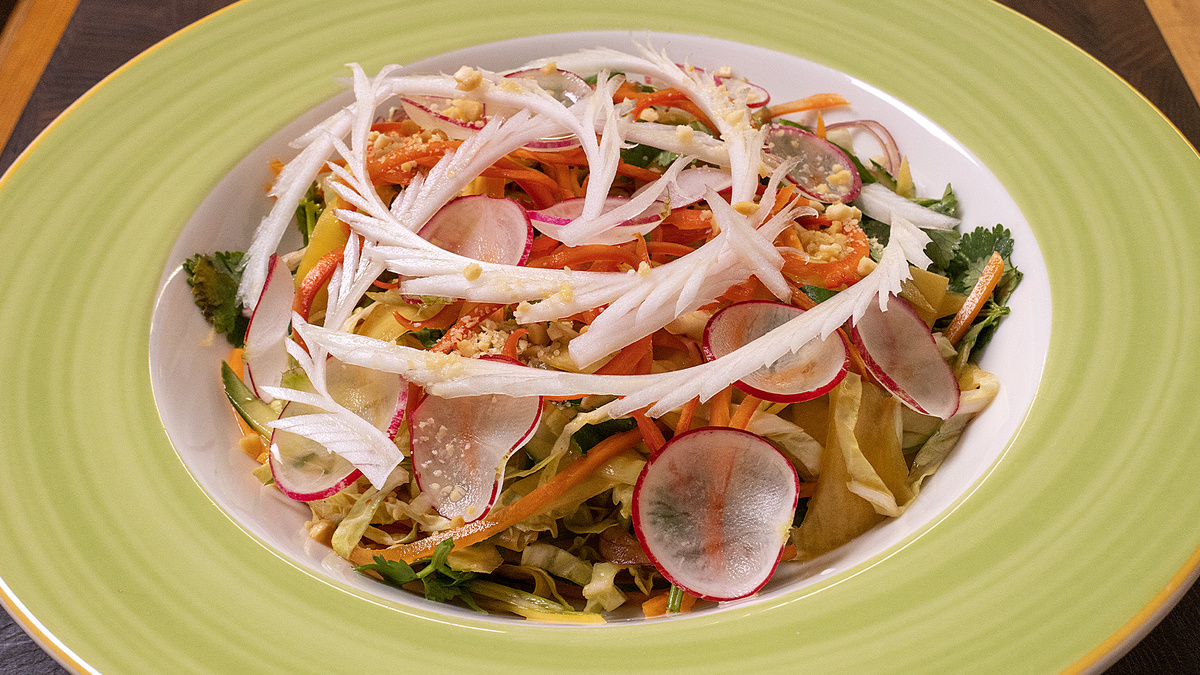 Тайский салат с манго и овощами