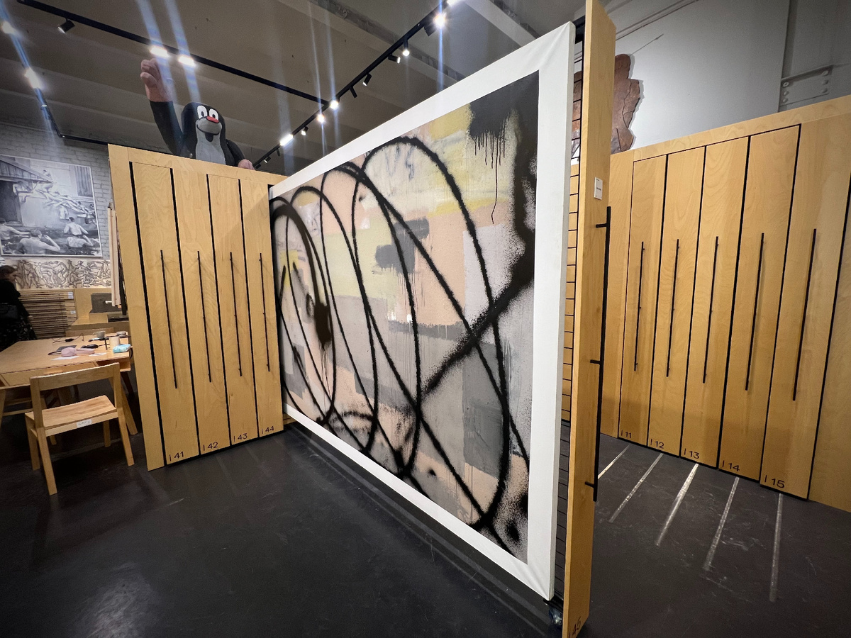 Стрит-арт хранение в Севкабеле