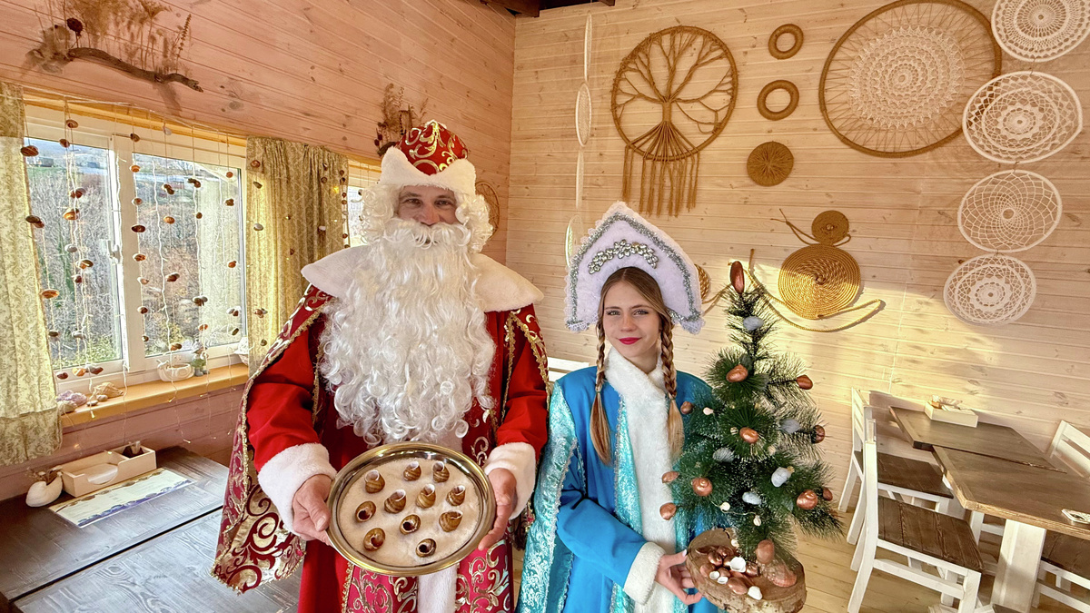 Дед Мороз и Снегурочка на улиточной ферме «Мама Дёма» // Фото предоставлено улиточной фермой «Мама Дёма» 