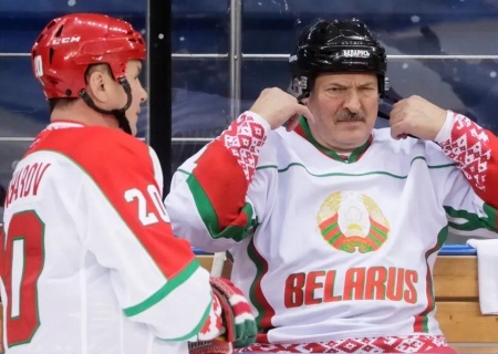    «Бей своих, чтоб чужие боялись»: Лукашенко о своём самочувствии после падения на хоккейном матче